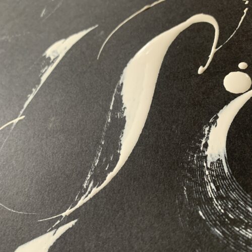 weiße hangeschrieben künstlerische Buchstaben auf schwarzem Karton Thomas Hönel