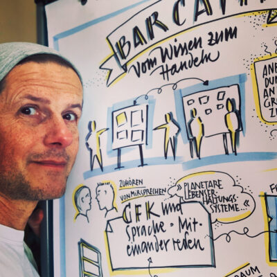 Thomas Qiu Hönel vor Flipchart