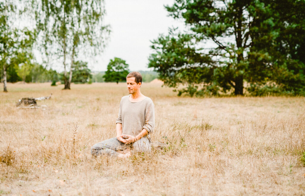 Thomas Qiu Hönel meditiert in der Dresdner Heide Zen Meditation MBSR