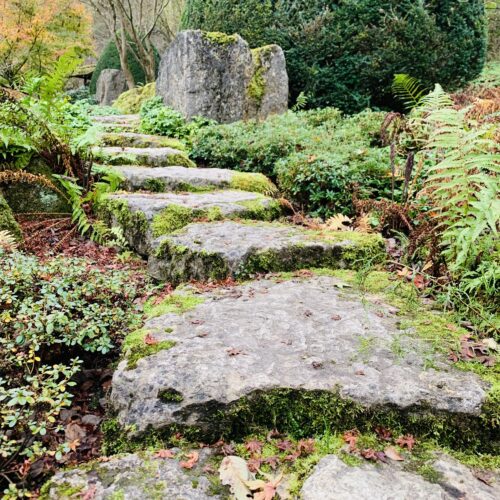 Steinplatten im Zen-Garten des Benediktushof Holzkirchen