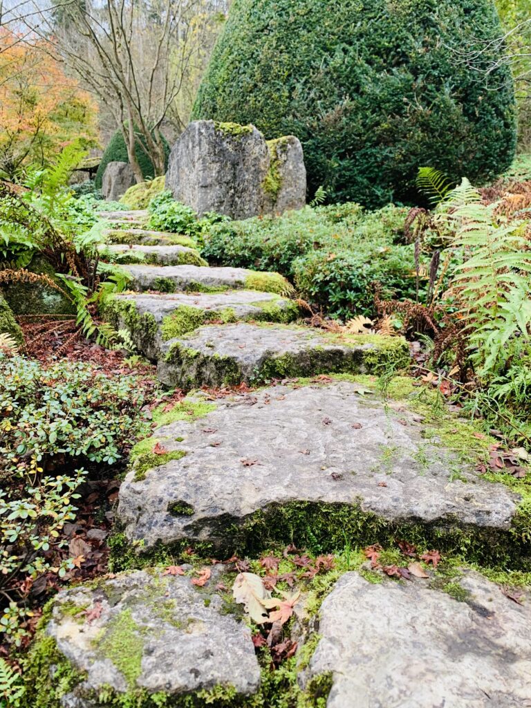 Steinplatten im Zen-Garten des Benediktushof Holzkirchen