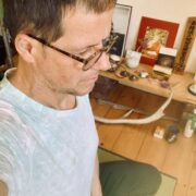 Person sitzt in Meditationshaltung