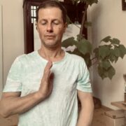 Person sitzt in Meditationshaltung